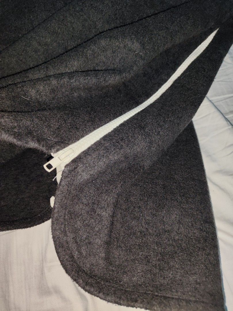 Two-tone Vui side zipper Sweater Jacket (Category: Coats, Jackets and Outerwear) located in Quezon City. Submitted by autodrop_ph (Listing ID 1461454777, Image 3). Description: Size: Medium Excellent Condition.