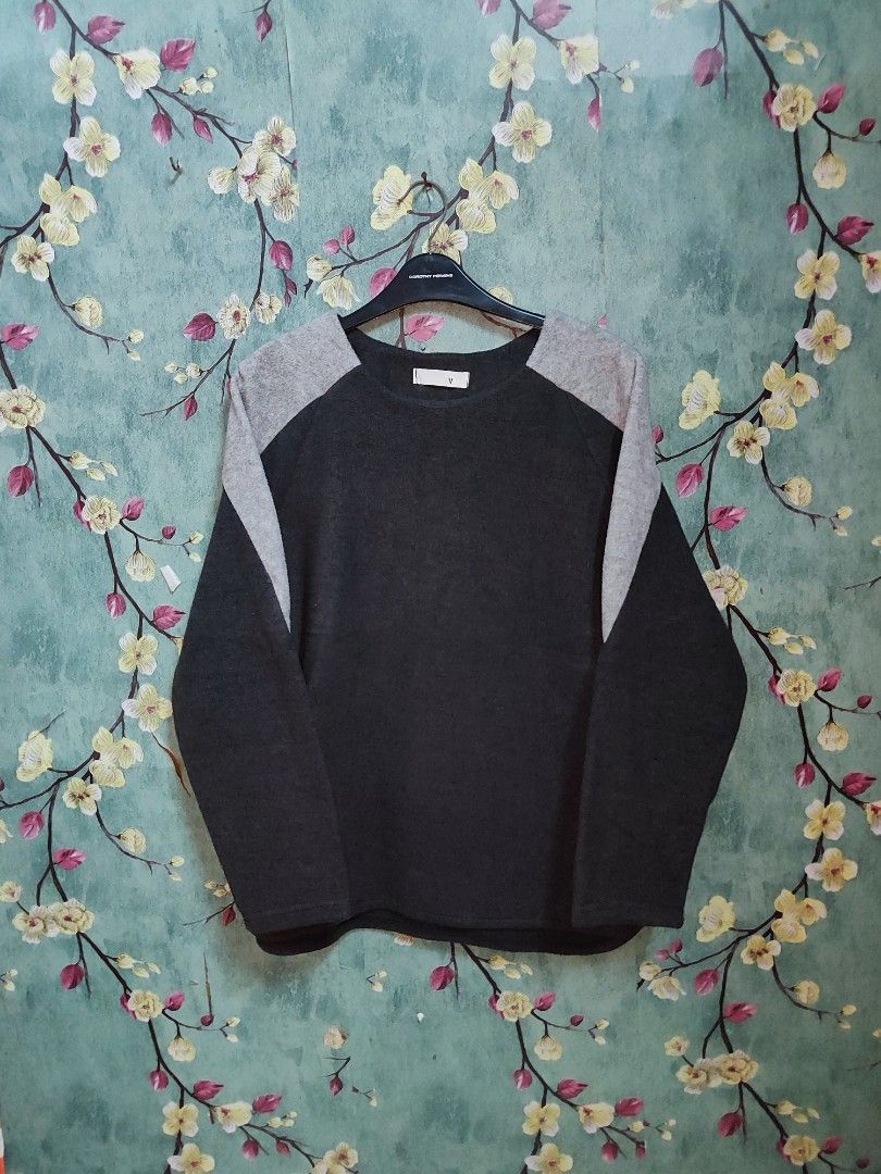 Two-tone Vui side zipper Sweater Jacket (Category: Coats, Jackets and Outerwear) located in Quezon City. Submitted by autodrop_ph (Listing ID 1461454777, Image 1). Description: Size: Medium Excellent Condition.