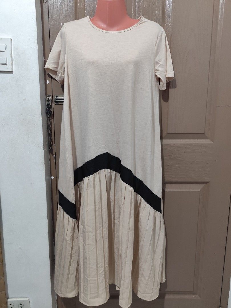 Unbranded beige Maxi dress (Category: Dresses) located in Cainta. Submitted by chai.espinosa (Listing ID 1461474411, Image 1). Description: Never worn- beige Maxi dress..