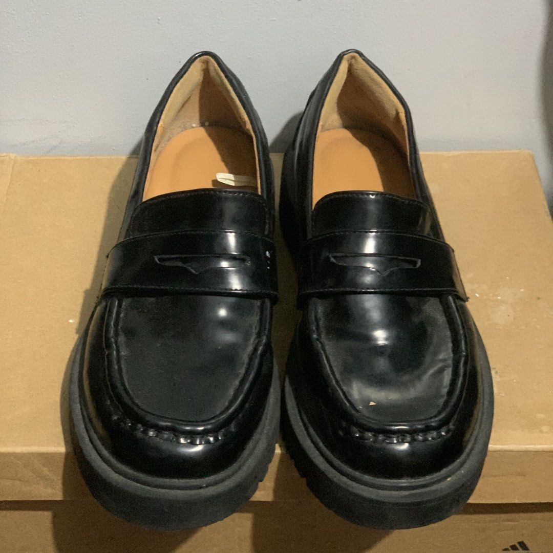 Uniqlo : C Loafers (Category: Loafers) located in Batangas. Submitted by ricov.4 (Listing ID 1461433350, Image 2). Description: - Uniqlo: C Loafers - Size: 37.5 EUR - Good as new condition Can do meet up or ship via jnt Location: Lipa City, Batangas.