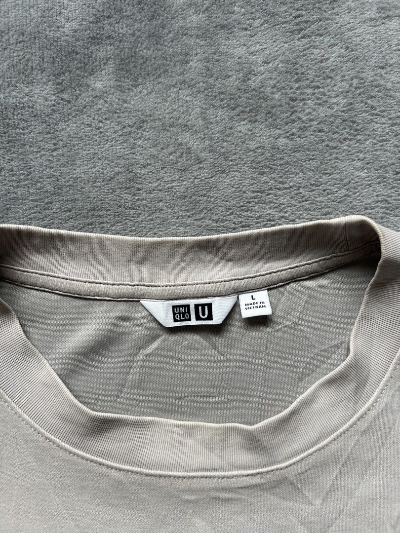 Uniqlo Airism Shirt (Category: Tshirts & Polo Shirts ) located in Manila. Submitted by wenttttt (Listing ID 1461423764, Image 2). Description: 22 x 27 No issue.