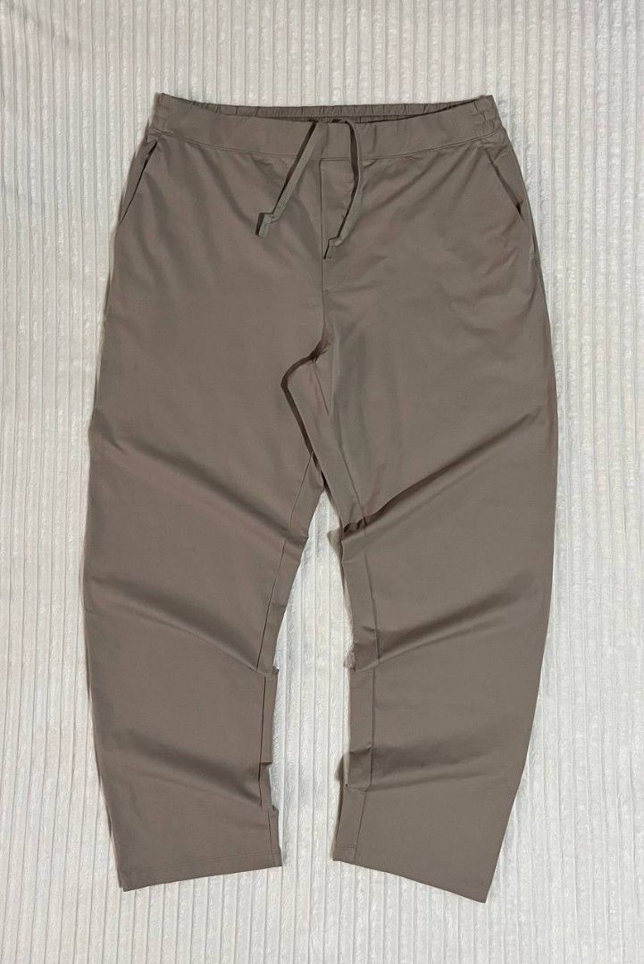 Uniqlo Airism Stretchable Pants (Category: Activewear) located in Pili. Submitted by kuysgi (Listing ID 1461494448, Image 1). Description: Uniqlo Airism Stretchable Pants Size: XXL on tag Waistline: 36-40 Length: 41.5 Leg Opening: 7.5 No issue Good as new condition.