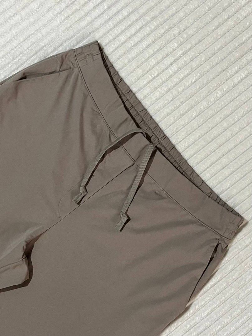 Uniqlo Airism Stretchable Pants (Category: Activewear) located in Pili. Submitted by kuysgi (Listing ID 1461494448, Image 2). Description: Uniqlo Airism Stretchable Pants Size: XXL on tag Waistline: 36-40 Length: 41.5 Leg Opening: 7.5 No issue Good as new condition.