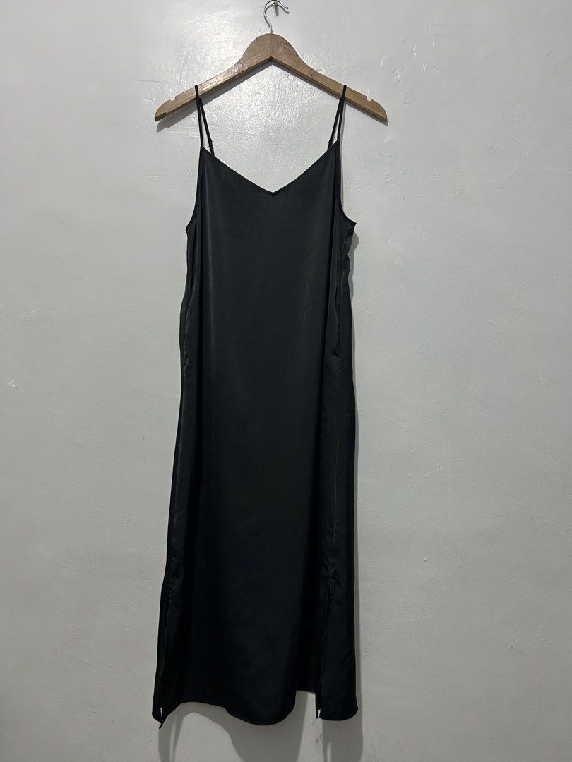 Uniqlo Camisole Side Slit Long (Small) (Category: Dresses) located in Caloocan City. Submitted by lulufanatics (Listing ID 1461549877, Image 3). Description: Small loc:north caloocan 📍.