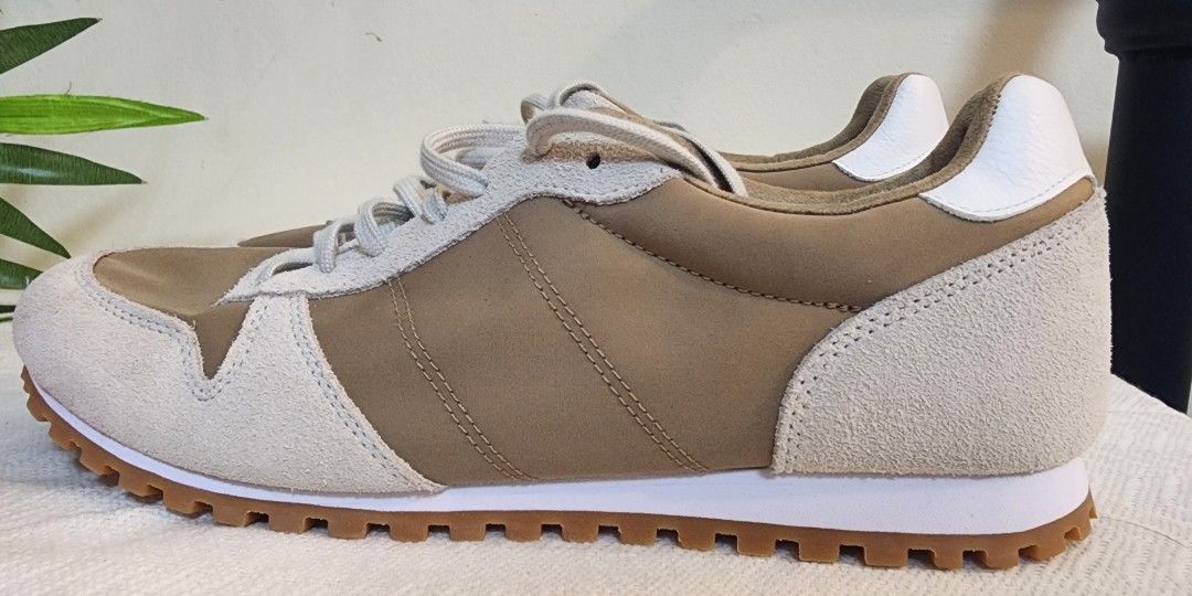 Uniqlo Combination Sneakers (Category: Sneakers) located in Makati City. Submitted by culori1.8 (Listing ID 1461466475, Image 2). Description: brand new rfs nagbago isip US 9 M.