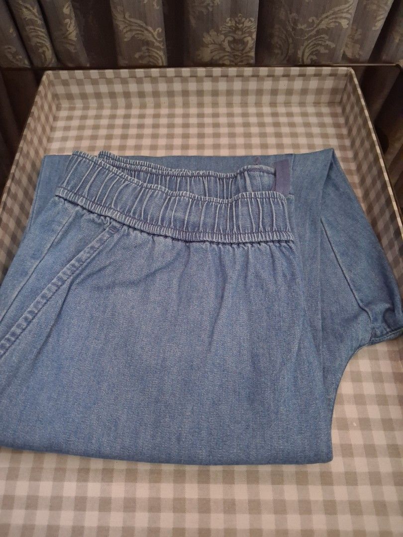 Uniqlo Cotton Relaxed Ankle Pants (Category: Jeans) located in Mandaluyong City. Submitted by ilovemyshop (Listing ID 1461358164, Image 3). Description: ❤️ Almost new, tag removed ❤️ RFS: Impulse buy, not my usual style. I preferred fitted than comfort jeans. ❤️ Available colors: Light blue Dark blue Khaki/Cream Stripe ❤️ Kindly check photos of inside tag, string and waistline seams as proof that it's still new. ❤️ Bought @ 990 in SM Megamall Uni
