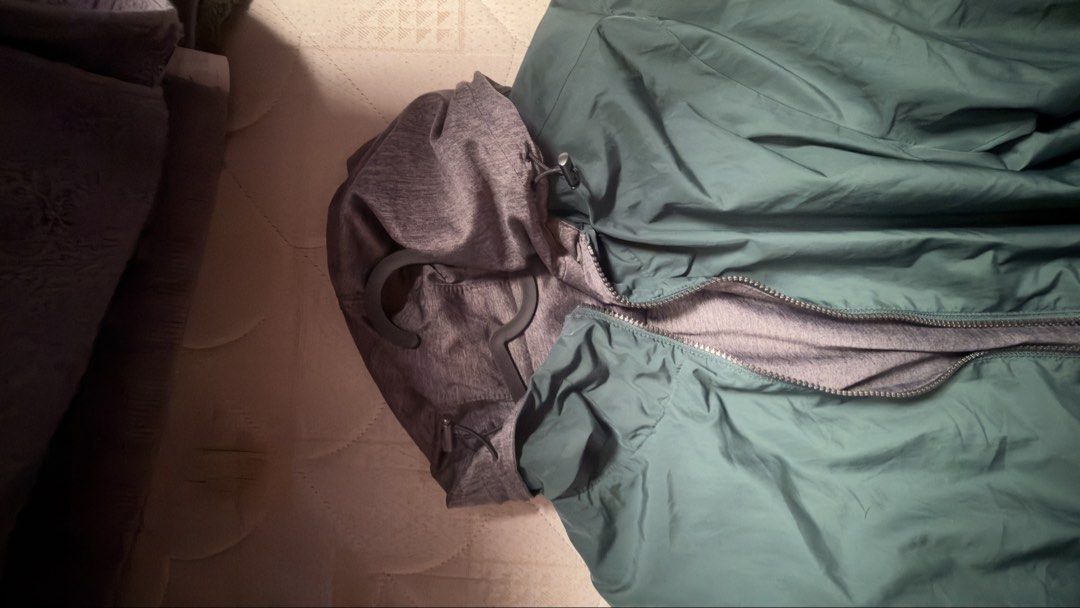 Uniqlo Green Reversible Parka (Category: Coats, Jackets and Outerwear) located in Manila. Submitted by adrianlexter0117 (Listing ID 1461375913, Image 3). Description: - Green hooded jacket - Grey lining inside - Full zip closure - Elasticated cuffs and hem - Perfect for casual wear or light outdoor activities - Easy to pack and carry.