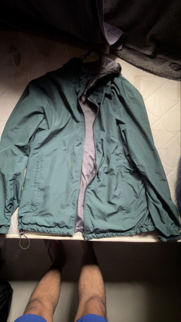 Uniqlo Green Reversible Parka (Category: Coats, Jackets and Outerwear) located in Manila. Submitted by adrianlexter0117 (Listing ID 1461375913, Image 1). Description: - Green hooded jacket - Grey lining inside - Full zip closure - Elasticated cuffs and hem - Perfect for casual wear or light outdoor activities - Easy to pack and carry.
