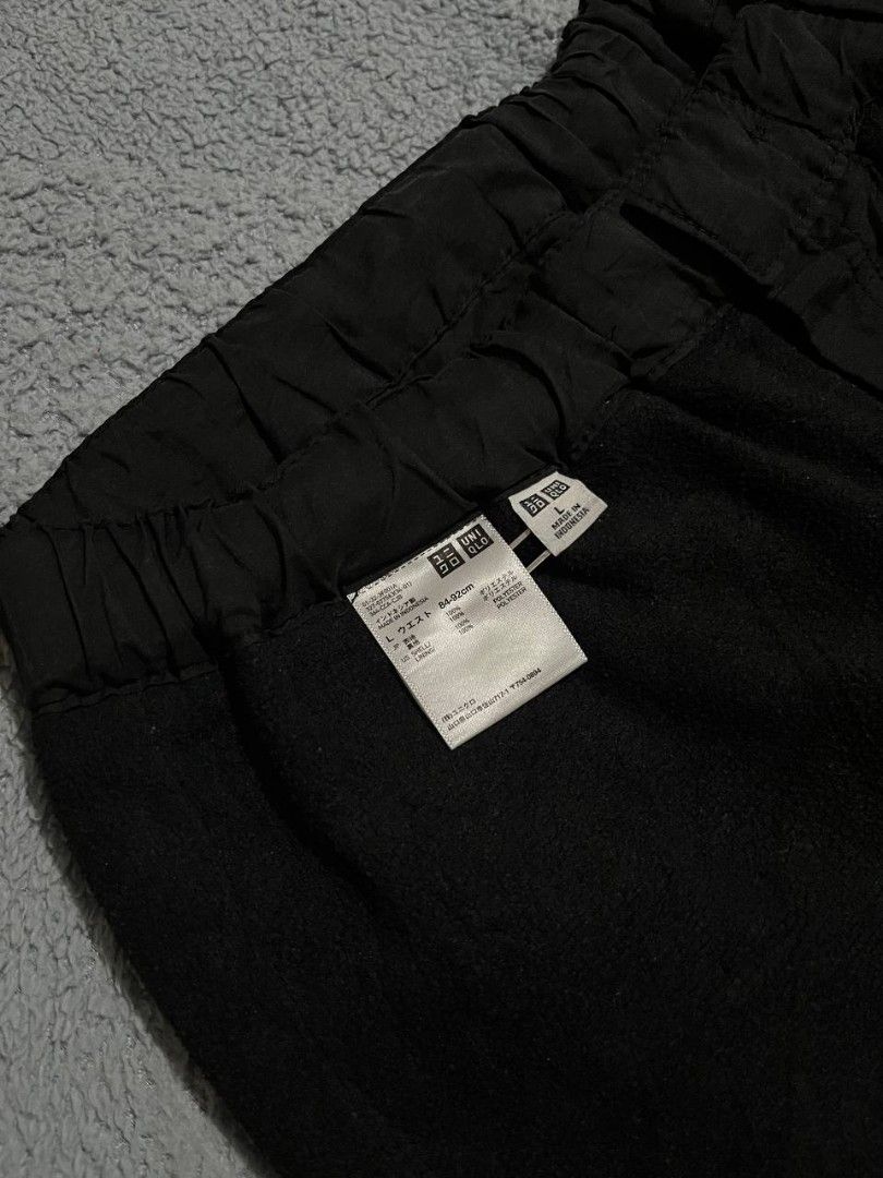 Uniqlo Heattech Cargo Pants (Category: Activewear) located in Pili. Submitted by kuysgi (Listing ID 1461494127, Image 3). Description: Uniqlo Heattech Cargo Pants Size: Large on tag Waistline: 33-36 Length: 43 leg opening: 9 Good as new condition.