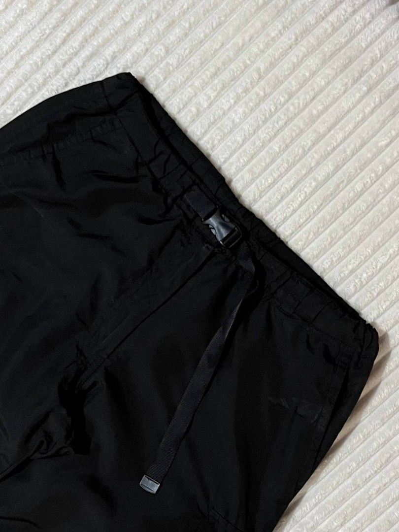 Uniqlo Heattech Cargo Pants (Category: Activewear) located in Pili. Submitted by kuysgi (Listing ID 1461494127, Image 2). Description: Uniqlo Heattech Cargo Pants Size: Large on tag Waistline: 33-36 Length: 43 leg opening: 9 Good as new condition.