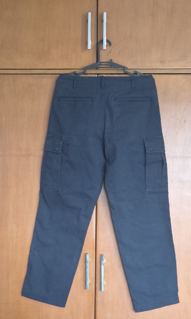Uniqlo Men's Cargo Pants (Category: Jeans) located in Manila. Submitted by crslfinds (Listing ID 1461366579, Image 2). Description: - Uniqlo Men's Cargo Pants - Regular Fit - Navy Color - Size S (fits 30 to 31).