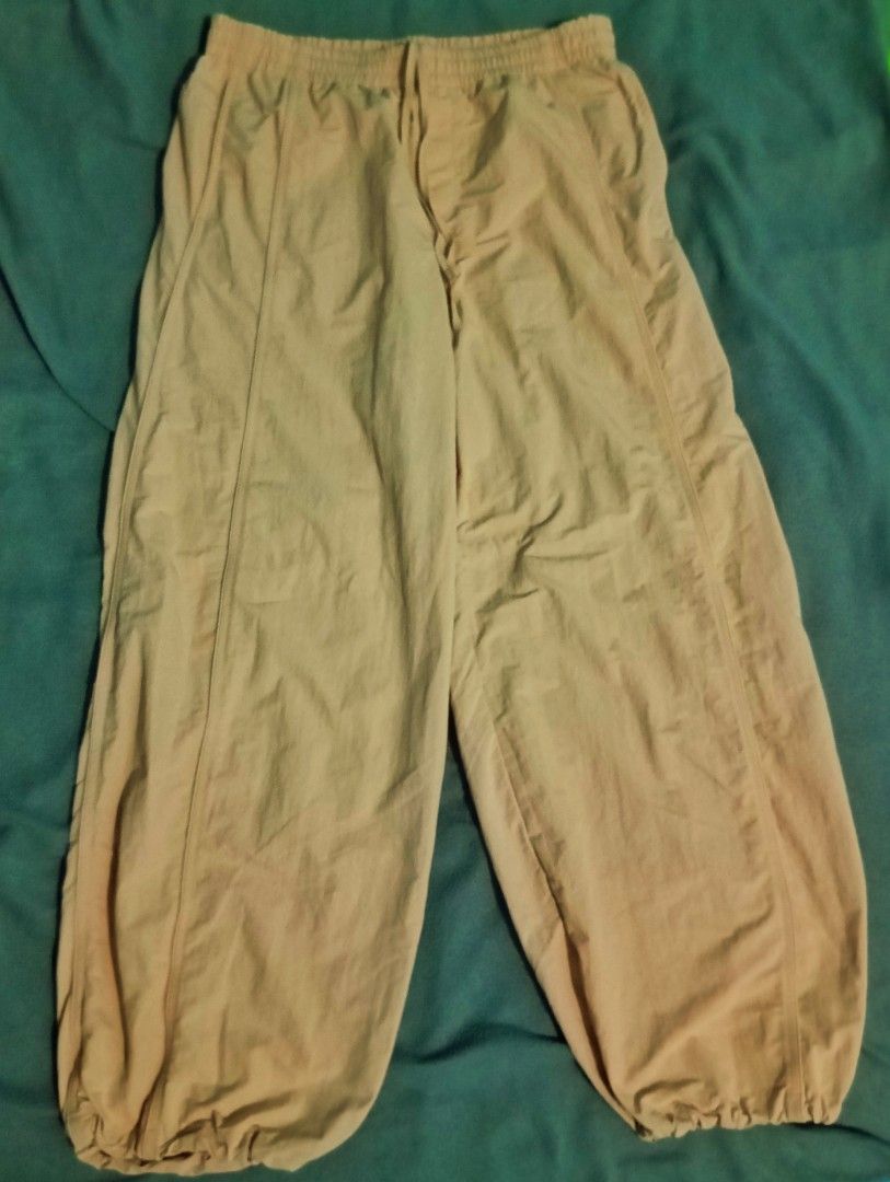 Uniqlo Peach Lightweight Pants (Category: Joggers) located in Mangaldan. Submitted by ig_thriftnidrei (Listing ID 1461352450, Image 2). Description: Uniqlo lightweight pink xl on tag w: 26-38 in (lace) l: 37.5 in hem: 10 in adjustable condi: 9.5/10.