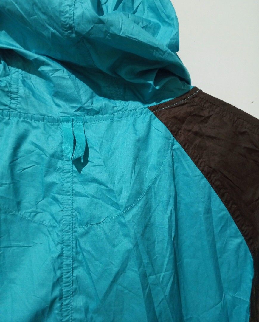 Uniqlo running parka jacket (Category: Coats, Jackets and Outerwear) located in Cotabato. Submitted by naim_23 (Listing ID 1461504590, Image 3). Description: For Sale 🏷️ Uniqlo Running Outdoor Windbreaker Size Medium to Large Dimes 22.5x27 Color: ocean blue/dark brown sleeves Like new condition No Issue pm 📩📩 Loc. Cotabato City.
