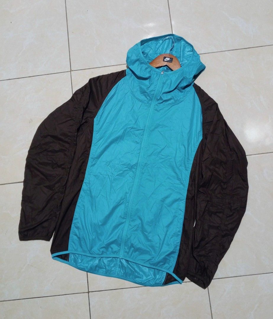 Uniqlo running parka jacket (Category: Coats, Jackets and Outerwear) located in Cotabato. Submitted by naim_23 (Listing ID 1461504590, Image 2). Description: For Sale 🏷️ Uniqlo Running Outdoor Windbreaker Size Medium to Large Dimes 22.5x27 Color: ocean blue/dark brown sleeves Like new condition No Issue pm 📩📩 Loc. Cotabato City.