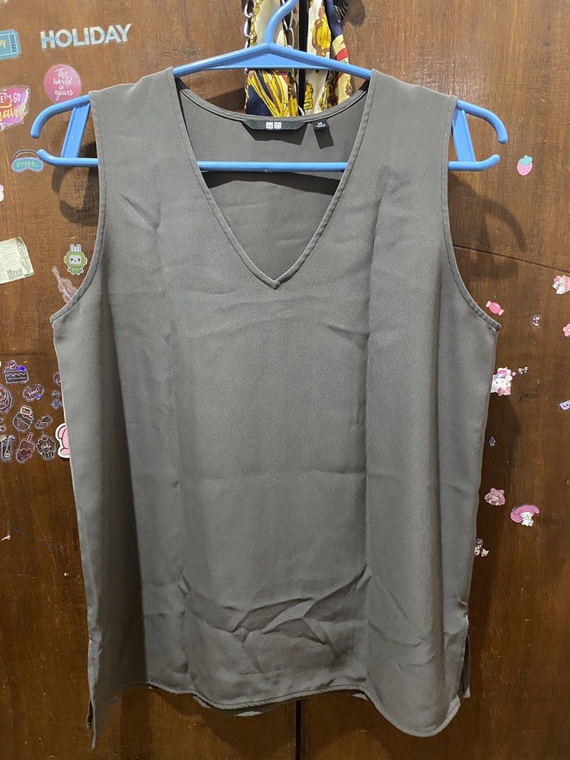 Uniqlo sleeveless rayon top (Category: Sleeveless) located in Baler. Submitted by rosacloset (Listing ID 1461468395, Image 1). Description: Size: Xs to small Brand: uniqlo Decluttering No rush shipping Shipping from baler, aurora.