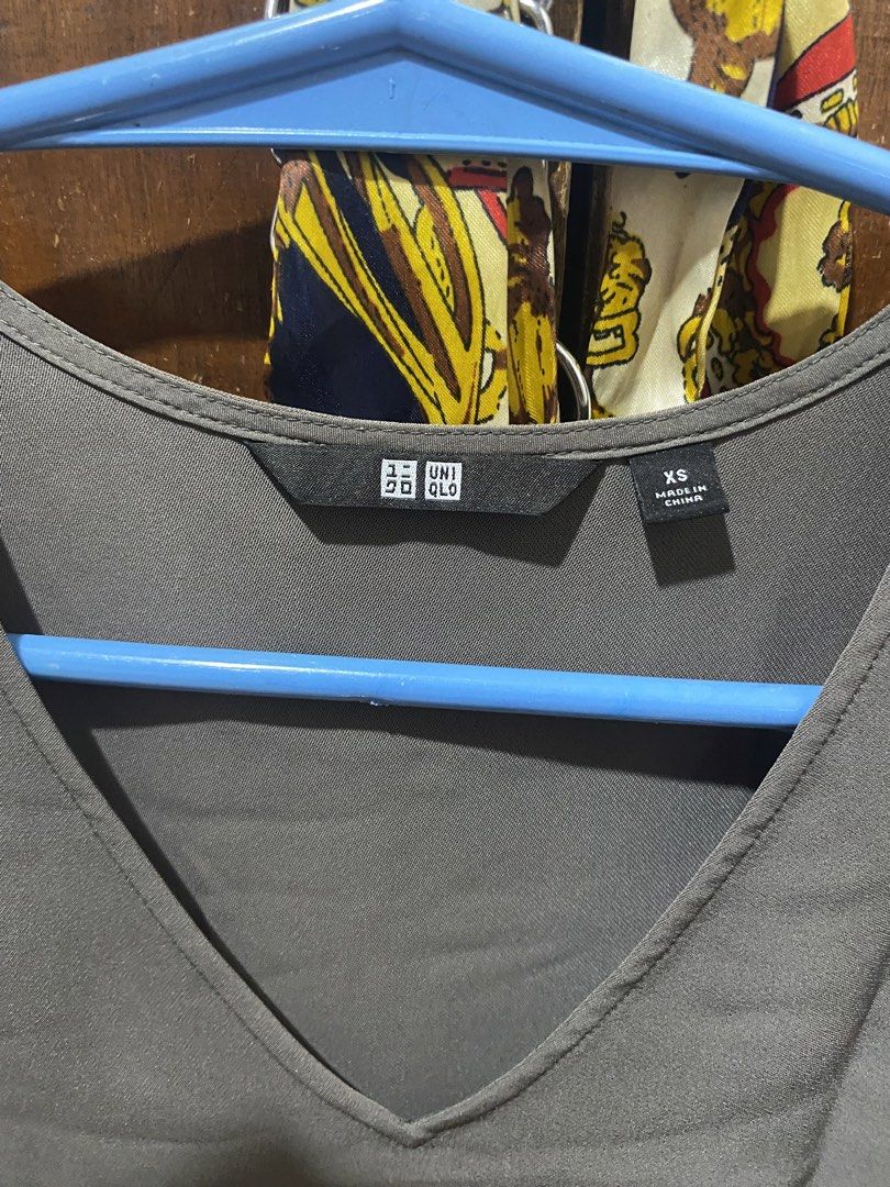 Uniqlo sleeveless rayon top (Category: Sleeveless) located in Baler. Submitted by rosacloset (Listing ID 1461468395, Image 3). Description: Size: Xs to small Brand: uniqlo Decluttering No rush shipping Shipping from baler, aurora.