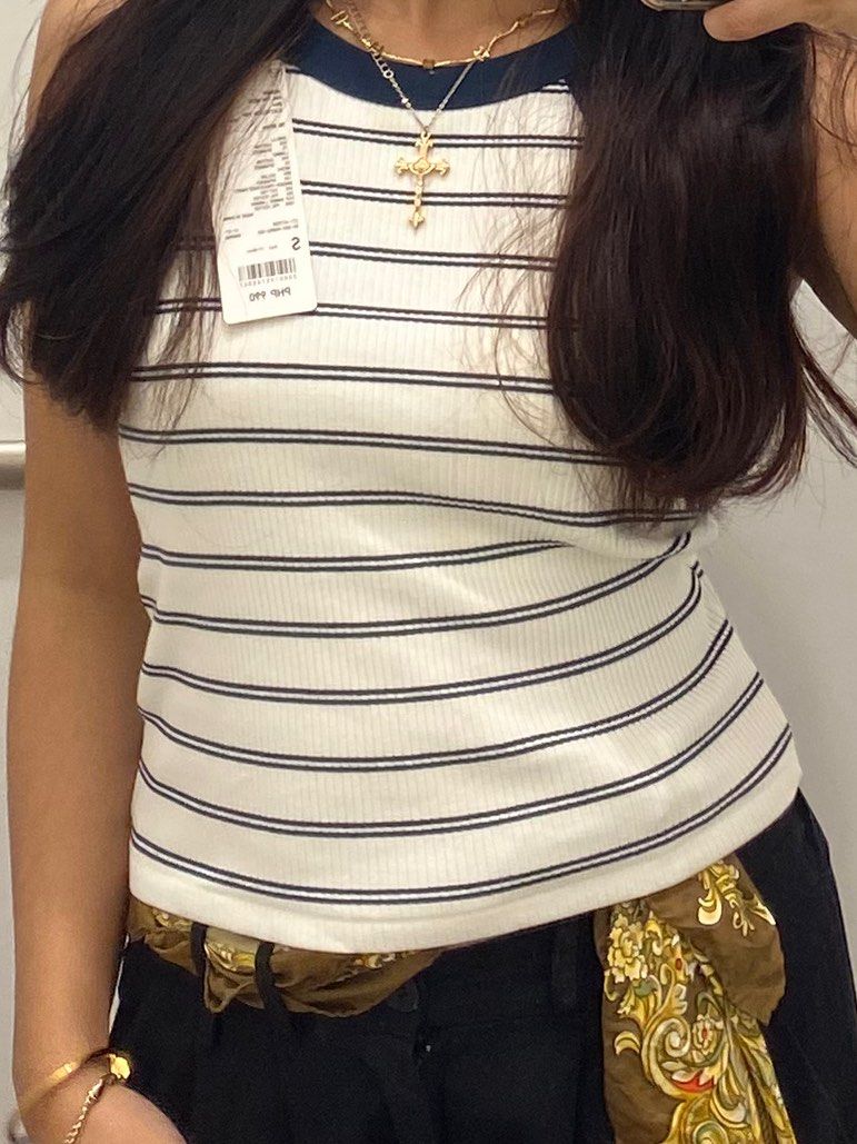 Uniqlo Striped Halter Top (Category: Sleeveless) located in Baguio. Submitted by jezcloset (Listing ID 1461358061, Image 3). Description: s-m for sure since stretchy din 10/10 condition!! seldomly used rfs: don’t rlly use that much na.