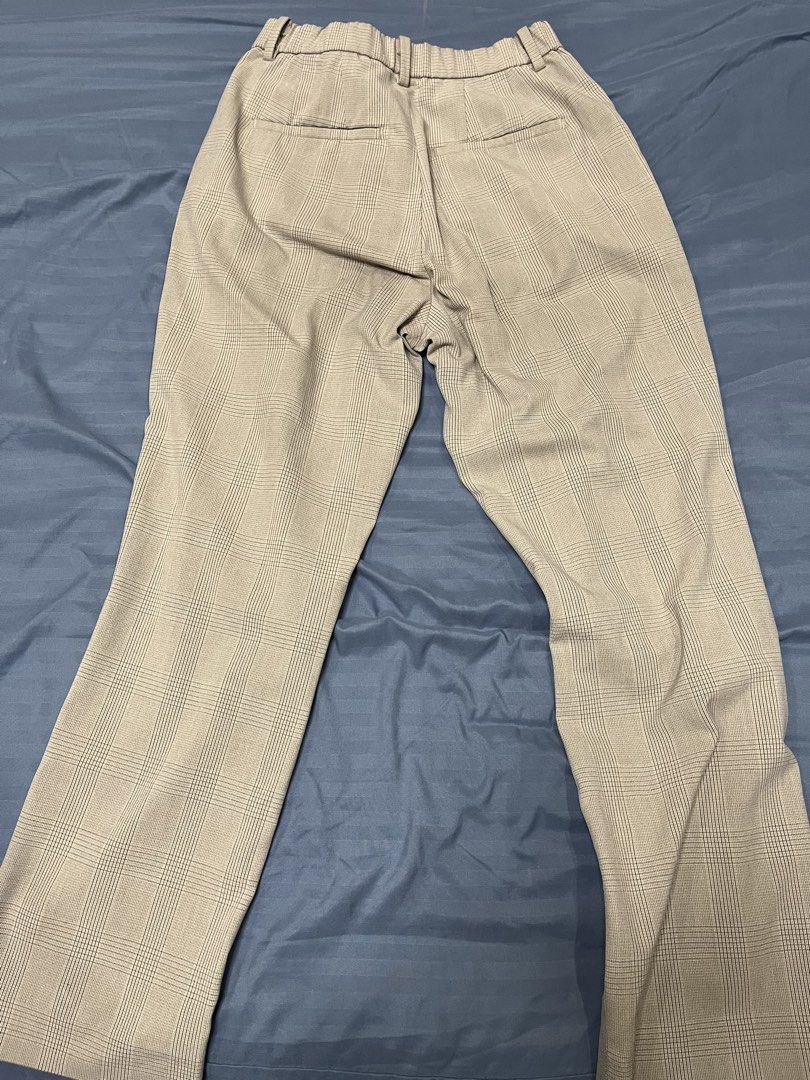 Uniqlo White Smart Ankle Pants (Category: Other Bottoms) located in Manila. Submitted by ngnony (Listing ID 1461409532, Image 2). Description: .