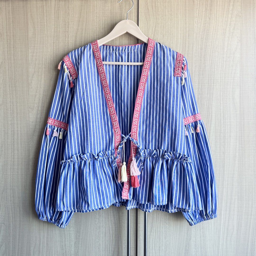 Unique Multi-color Longsleeved Top (Category: Longsleeves) located in Makati City. Submitted by alilbitofeverything.ph (Listing ID 1461373526, Image 1). Description: 📍Makati Size: medium No flaws .
