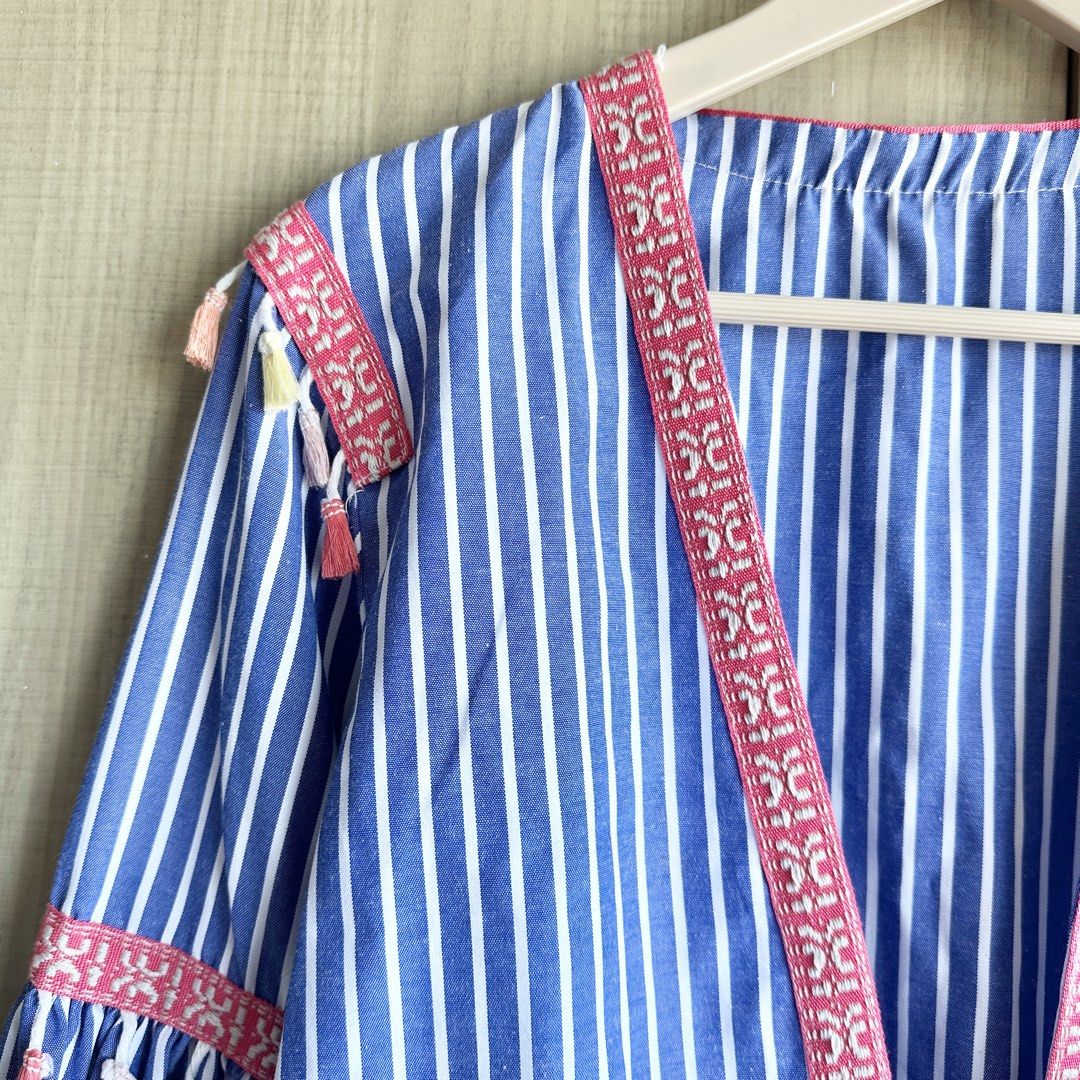 Unique Multi-color Longsleeved Top (Category: Longsleeves) located in Makati City. Submitted by alilbitofeverything.ph (Listing ID 1461373526, Image 2). Description: 📍Makati Size: medium No flaws .