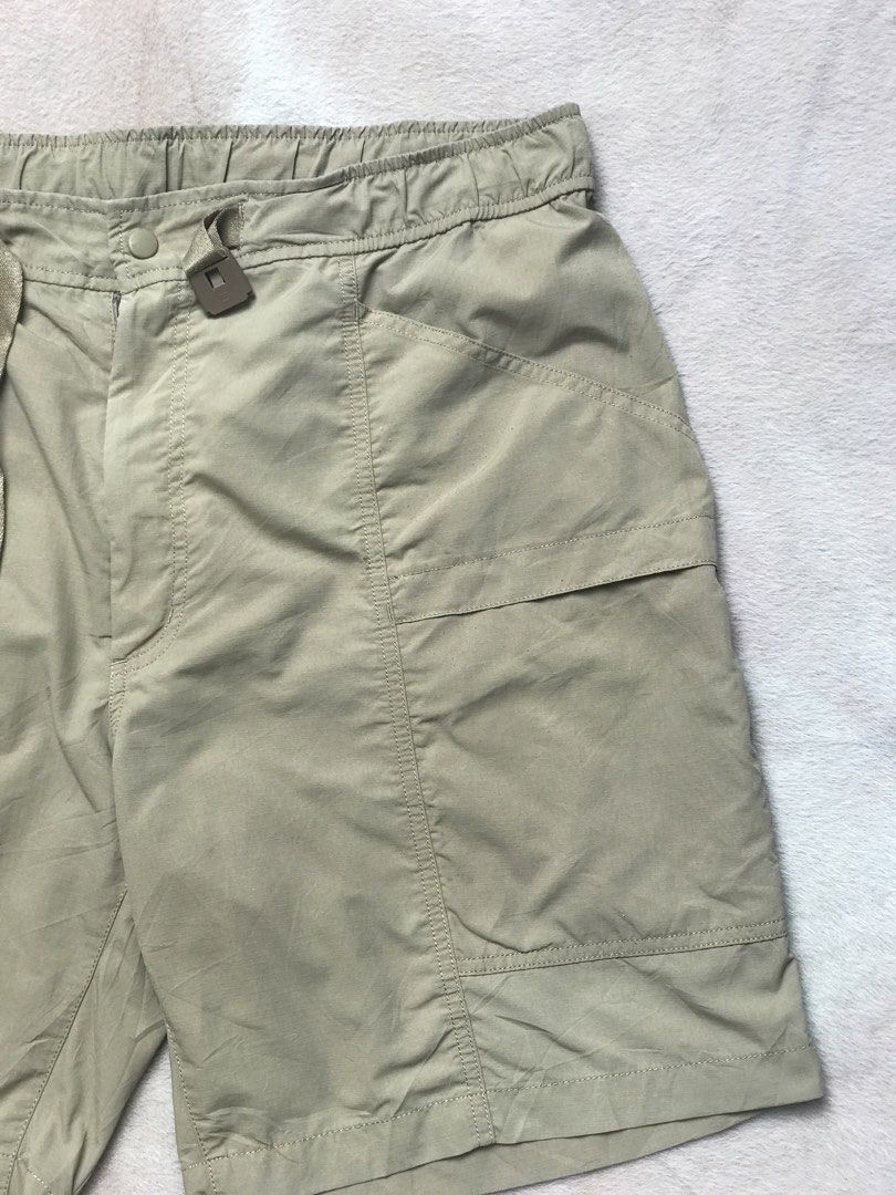 Unisex nylon utility geared short (Category: Shorts) located in Alicia. Submitted by aljaber43 (Listing ID 1461400377, Image 2). Description: Uniqlo Nylon utility geared short Waist 30-36 Length 19.5 Leg opening 12.5 Excellent condition Good as new.