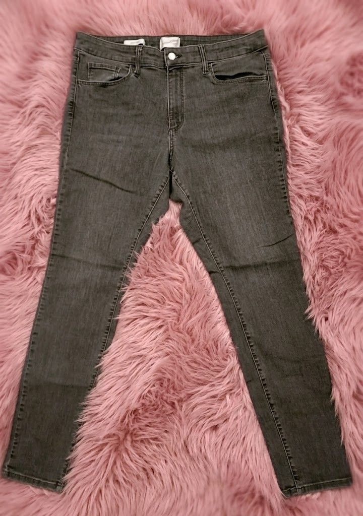 Universal Thread Grey Skinny Jeans (size: US 16) (Category: Jeans) located in Manila. Submitted by babeboxtheory (Listing ID 1461372831, Image 1). Description: - Grey skinny jeans by Universal Thread - Classic five-pocket design - Button and zip fly closure - Comfortable denim fabric - Versatile for everyday styling.