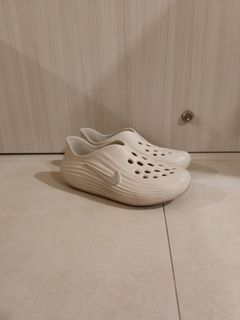 (Category: ) located in . Submitted by clearingmycloset000 (Listing ID 1461469708, Image 1). Description: .