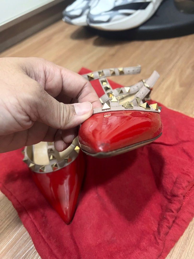Valentino Garavani (Category: Heels) located in Paranaque City. Submitted by yjjjy (Listing ID 1461418627, Image 3). Description: Pre owned Authentic Valentino Garavani Rock stud Patent Leather With Dust Bag And Box Size/: 36 women’s 📍 PARANAQUE Feel free to authenticate ₱14995.