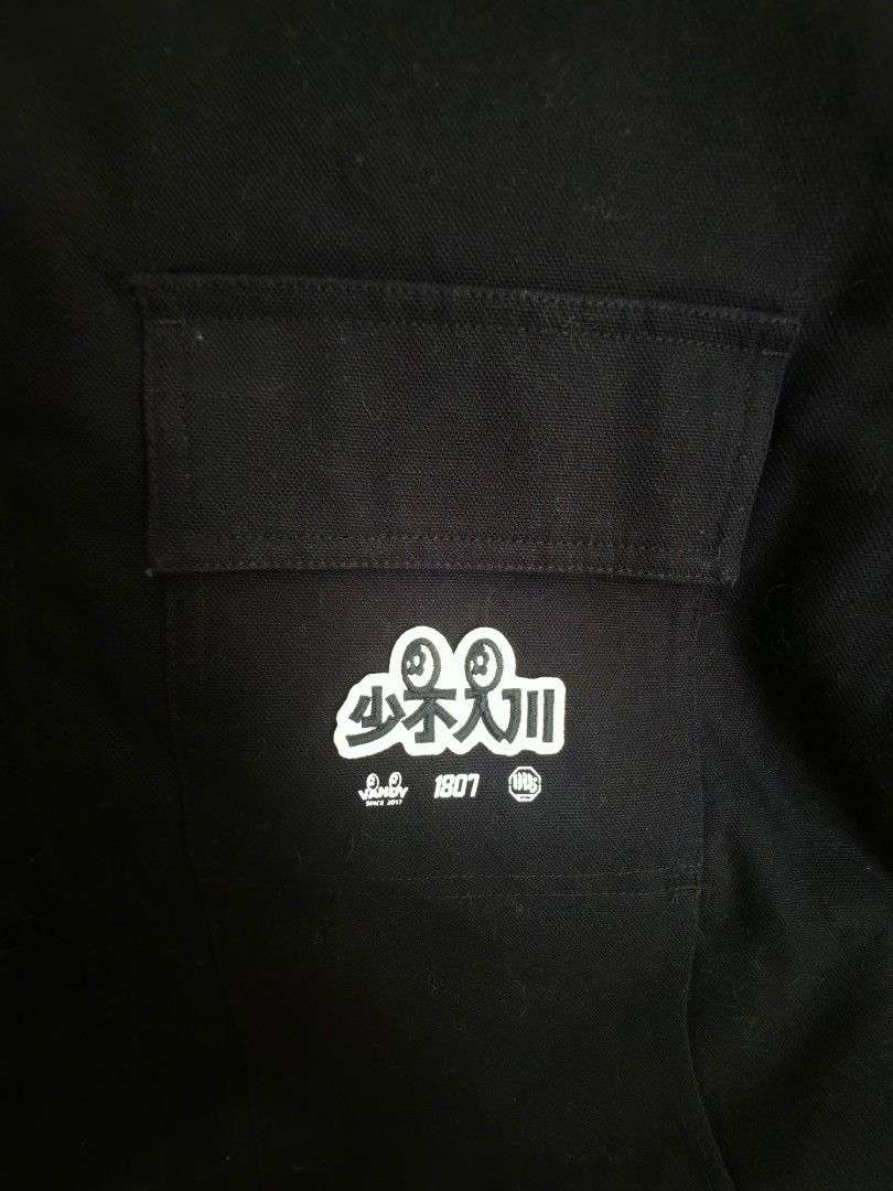 Vandy the Pink x Li Ning (Category: Coats, Jackets and Outerwear) located in Quezon City. Submitted by marksyyy (Listing ID 1461397090, Image 3). Description: - Black jacket with eye-catching graphic prints on front and back - Features a stylish corduroy collar - Easy button-up closure - Size L - Padded Inside - Ideal for everyday casual wear - 26W x 28L - brand new w original package - Authentic - free sf w MM.