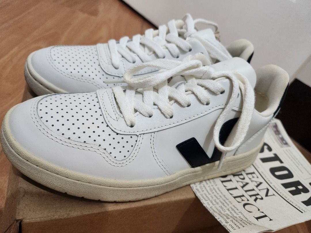 Veja 10 Leather (Category: Sneakers) located in Caloocan City. Submitted by gonzales24 (Listing ID 1461354614, Image 2). Description: Veja 10 Leather Extra White Black Size EU 37 / US 6 / UK 4 Bought 2025 Good Condition Twice lang nagamit.