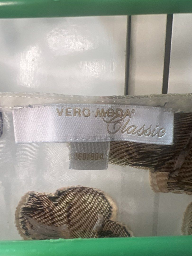 Vero Moda Classic Floral Sheer Cropped Top (Category: Blouses) located in Calamba. Submitted by cdg02 (Listing ID 1461456099, Image 2). Description: - Sheer cropped top from Vero Moda Classic - Pretty pastel floral print - Short sleeves - Cropped length - See through.
