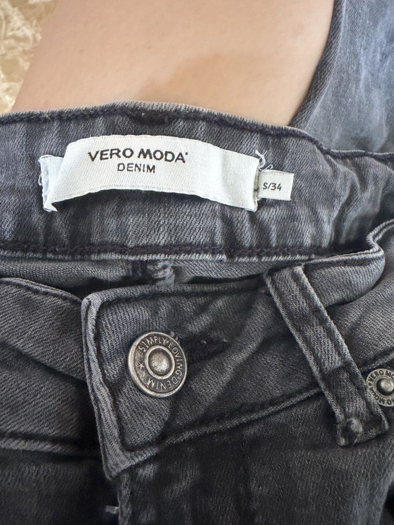 Vero Moda dark grey skinny jeans (Category: Jeans) located in Santol. Submitted by lululane (Listing ID 1461439645, Image 3). Description: .