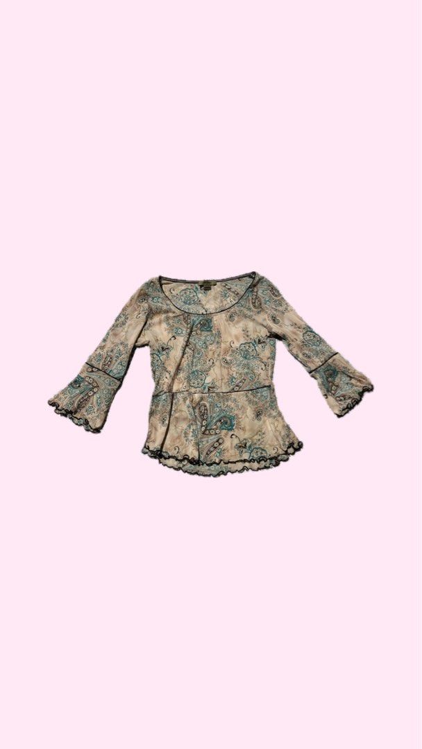 Vero Moda Sheer Paisley Top (Category: Blouses) located in Manila. Submitted by gojosbbgirl (Listing ID 1461436375, Image 1). Description: ❗️THRIFTED ITEM , please manage expectations. ❗️No WW all items. •Best fit XS-S •3/4 bell sleeves with ruffled cuffs • Ruffled hem • Peplum silhouette ❗️FIXED PRICE ❗️PAYMENT FIRST via Gcash. ❗️ DELIVERY via J&T only. No rush shipping!.