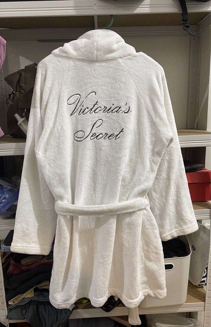 Victorias secret bathrobe (Category: Undergarments & Loungewear) located in Tanza. Submitted by 9th.street.thrift (Listing ID 1461471652, Image 1). Description: Victorias secret bathrobe Excellent condition Color:white No issue Super soft M/L on tag 24x36 .