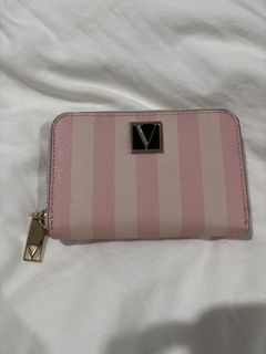 (Category: ) located in . Submitted by chloe.sellingpreloved (Listing ID 1461479852, Image 1). Description: .