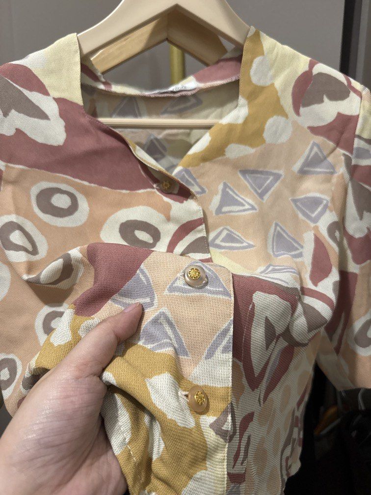 Vintage Cropped Top (Category: Blouses) located in Mexico. Submitted by studioleraph (Listing ID 1461481010, Image 2). Description: 🛍️ Perfect for your personal wardrobe or reseller business 🫶 👗 The actual item being sold is the original garment shown in the product photos. Small differences in fit, drape, color, texture, or details may occur. 💌 Condition: • Preloved; Please wash the items before wearing. • Please manage expectations as these