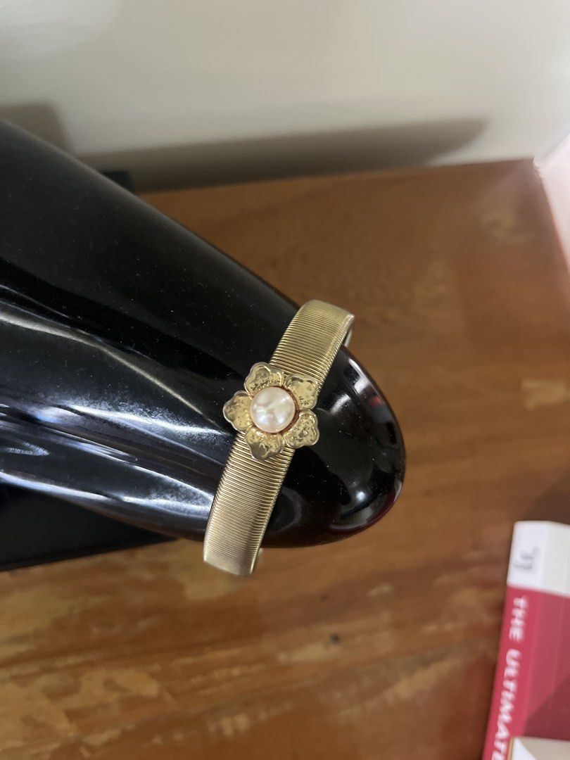 Vintage flower bracelet (Category: Bracelets) located in Paranaque City. Submitted by curioeclat (Listing ID 1461349900, Image 1). Description: Vintage bracelet Stretch gold-tone In excellent quality.