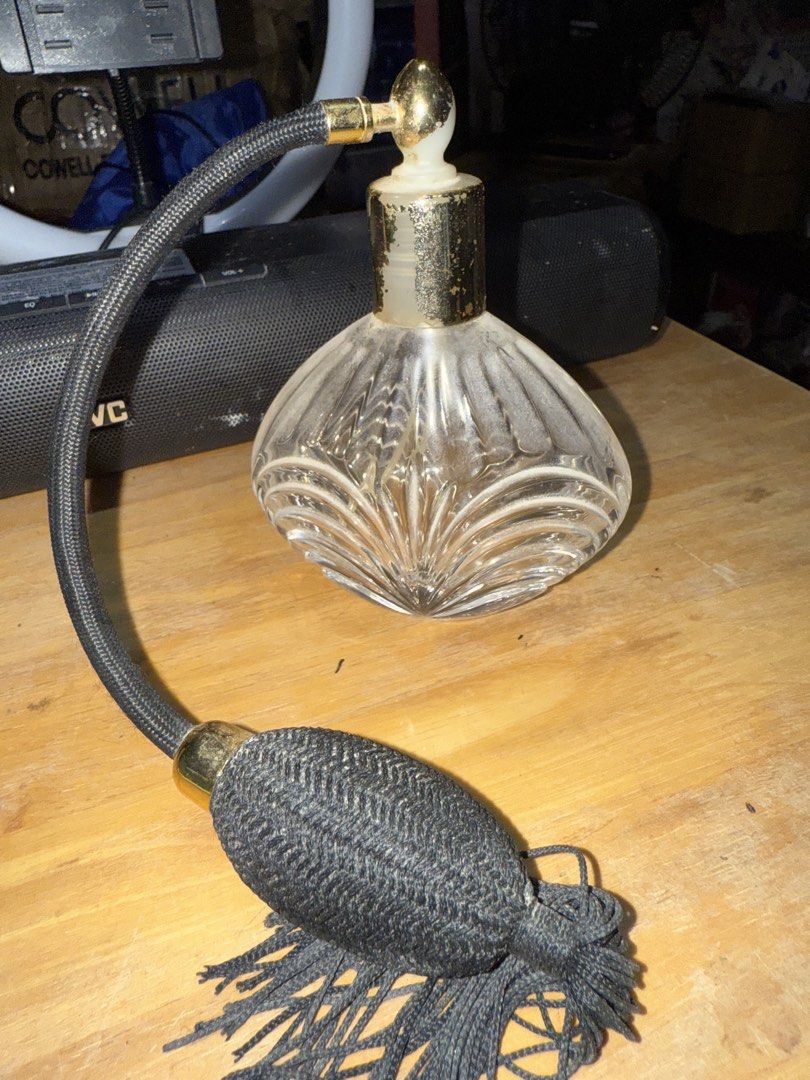 Vintage Glass Perfume Atomizer Bottle with Bulb Sprayer (Category: Fragrance & Deodorants) located in Pilar. Submitted by faveanyshop (Listing ID 1461353651, Image 3). Description: - Beautiful vintage glass perfume bottle - Classic fan-shaped design - Gold-tone accent - Includes black bulb sprayer and tassel - Perfect for displaying perfume or as a decorative piece - Adds old-world charm to your vanity - Approximately 6 inches tall.