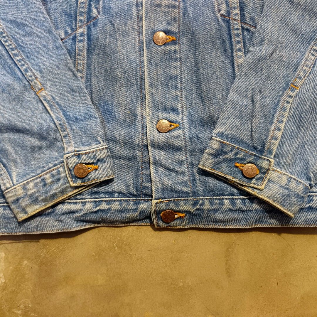 Vintage HBO Denim Jacket (Category: Coats, Jackets and Outerwear) located in Currimao. Submitted by jerson120 (Listing ID 1461364677, Image 3). Description: - Classic blue denim jacket - Features an authentic HBO tag inside - Button-up front closure - Button cuffs for adjustable fit - Standard, comfortable fit - Ideal for HBO enthusiasts and collectors - A stylish addition to any casual wardrobe.