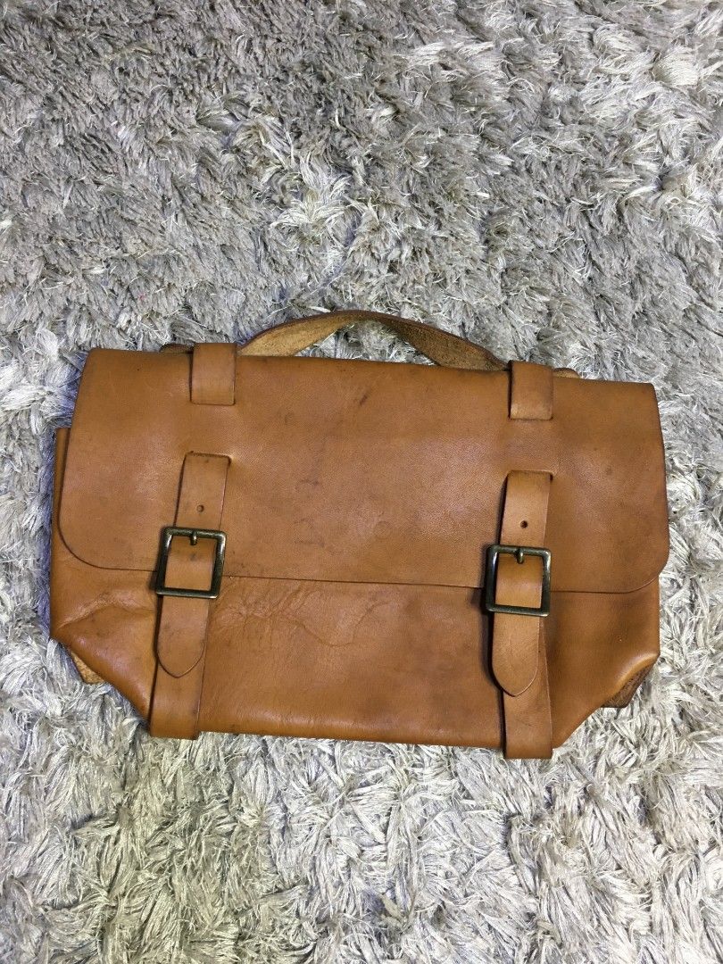 Vintage Mini Genuine Leather Messenger Bag (Category: Shoulder Bags) located in Cabuyao City. Submitted by roronhilira (Listing ID 1461527527, Image 1). Description: Mini Genuine Leather Messenger Bag Dims : 7 height 11 width 3.5 depth 9.5 color rate Very good condition no issue 1k shipped DM 📥.