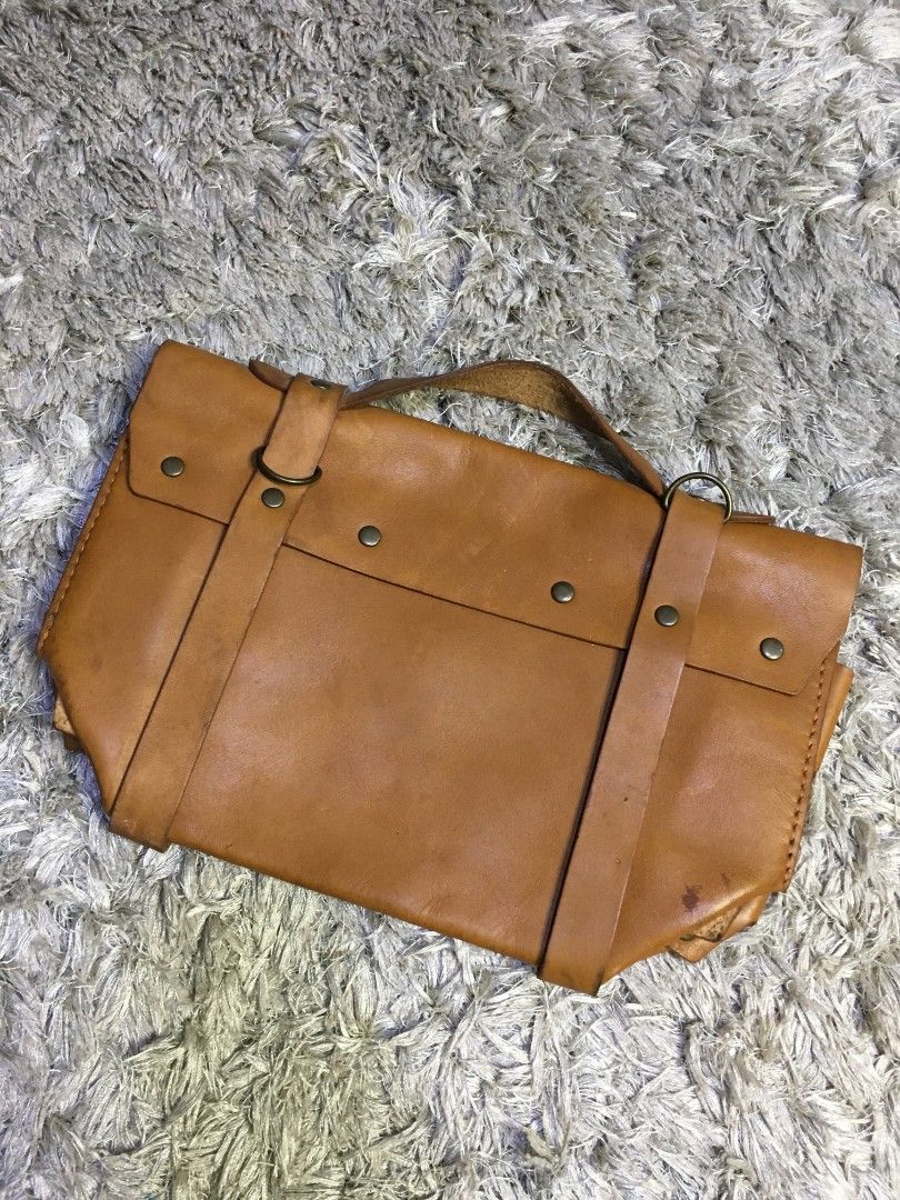 Vintage Mini Genuine Leather Messenger Bag (Category: Shoulder Bags) located in Cabuyao City. Submitted by roronhilira (Listing ID 1461527527, Image 2). Description: Mini Genuine Leather Messenger Bag Dims : 7 height 11 width 3.5 depth 9.5 color rate Very good condition no issue 1k shipped DM 📥.