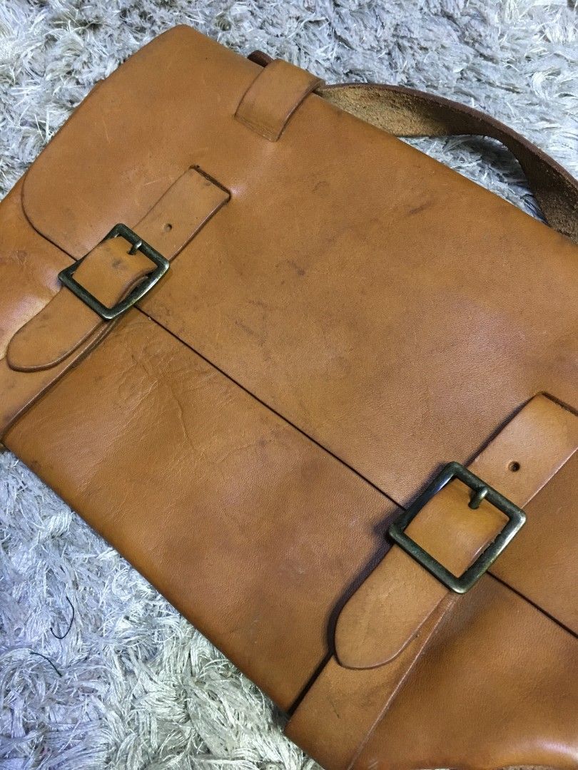 Vintage Mini Genuine Leather Messenger Bag (Category: Shoulder Bags) located in Cabuyao City. Submitted by roronhilira (Listing ID 1461527527, Image 3). Description: Mini Genuine Leather Messenger Bag Dims : 7 height 11 width 3.5 depth 9.5 color rate Very good condition no issue 1k shipped DM 📥.