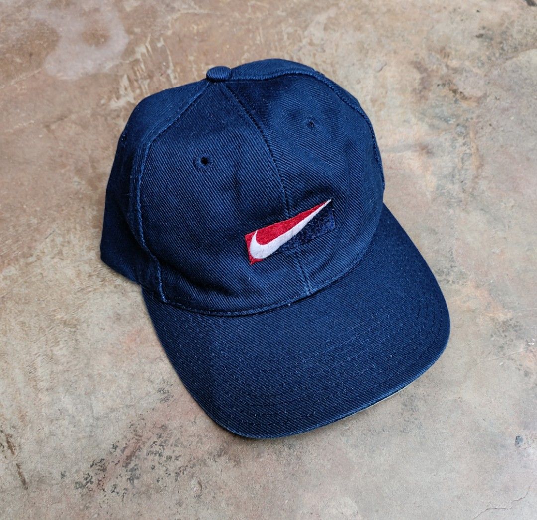 Vintage Nike Snapback (Category: Caps & Hats) located in Davao. Submitted by st333tcartel (Listing ID 1461504591, Image 1). Description: Issue:Loose stitch check last pic..