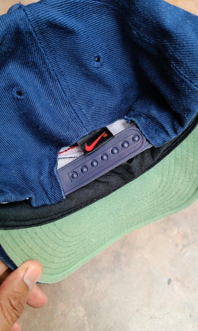 Vintage Nike Snapback (Category: Caps & Hats) located in Davao. Submitted by st333tcartel (Listing ID 1461504591, Image 3). Description: Issue:Loose stitch check last pic..