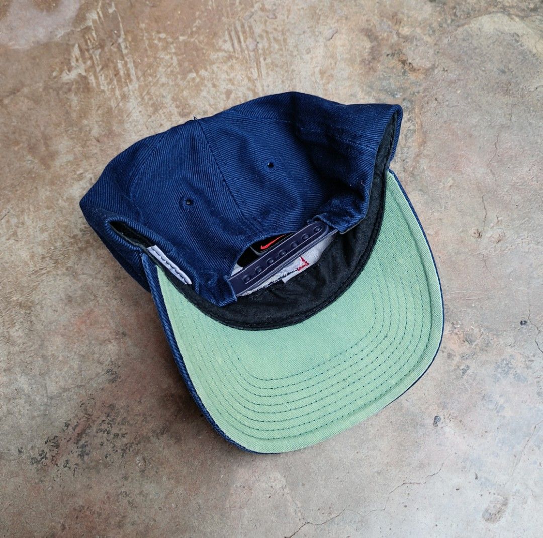 Vintage Nike Snapback (Category: Caps & Hats) located in Davao. Submitted by st333tcartel (Listing ID 1461504591, Image 2). Description: Issue:Loose stitch check last pic..