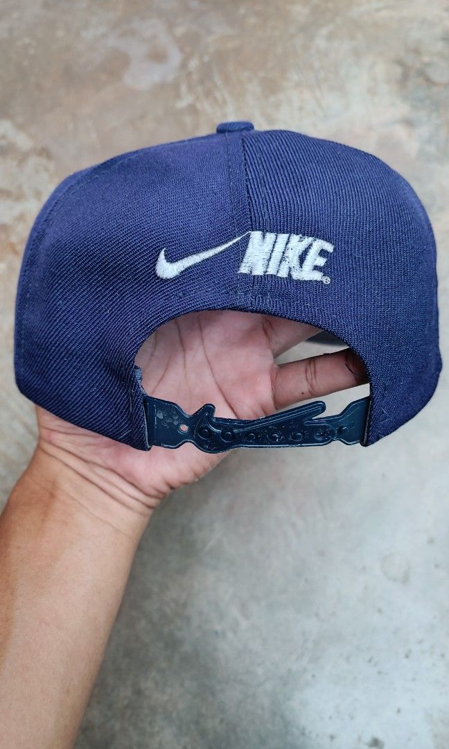 Vintage Nike Snapback (Category: Caps & Hats) located in Davao. Submitted by st333tcartel (Listing ID 1461505087, Image 3). Description: Issue:Fade crack snap.
