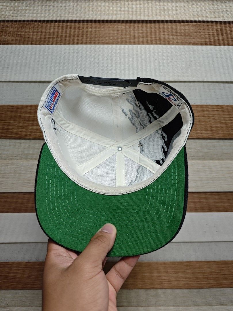 vintage Raiders Splash Pro Line Authentic Snapback Cap (Category: Caps & Hats) located in Manila. Submitted by kuuyaaamoo-iccir (Listing ID 1461362405, Image 2). Description: - vintage raiders cap - Pro Line Authentic model - Iconic Raiders logo on the front - Black and white design - Green underbrim - Snapback closure for adjustable fit - Must-have for any Raiders fan no issue.