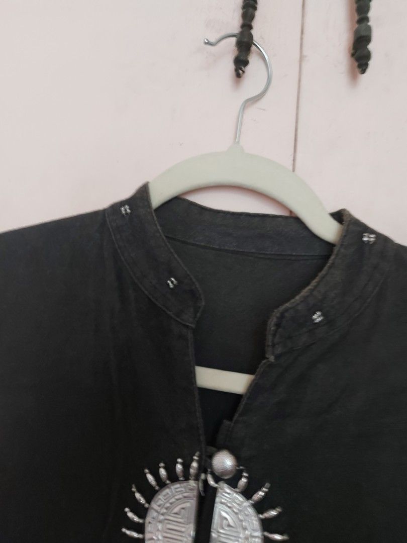 Vintage Sunburst Button Blouse (Category: Sleeveless) located in Paranaque City. Submitted by peppita (Listing ID 1461346280, Image 3). Description: Best fits S-M LxW: 25.5x18in My mom's from the 2000's, Bangkok find 100% cotton Flaws: missing bottom clasp, but can be sewn or replaced; fading on fabric especially on collar area 🌺 LAST PRICE POSTED UNLESS YOU BUY 2 OR MORE ITEMS 🌺 No Sh0pee checkout 🌺 No when worn photos unless already posted �