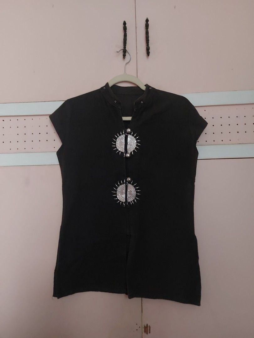 Vintage Sunburst Button Blouse (Category: Sleeveless) located in Paranaque City. Submitted by peppita (Listing ID 1461346280, Image 1). Description: Best fits S-M LxW: 25.5x18in My mom's from the 2000's, Bangkok find 100% cotton Flaws: missing bottom clasp, but can be sewn or replaced; fading on fabric especially on collar area 🌺 LAST PRICE POSTED UNLESS YOU BUY 2 OR MORE ITEMS 🌺 No Sh0pee checkout 🌺 No when worn photos unless already posted �