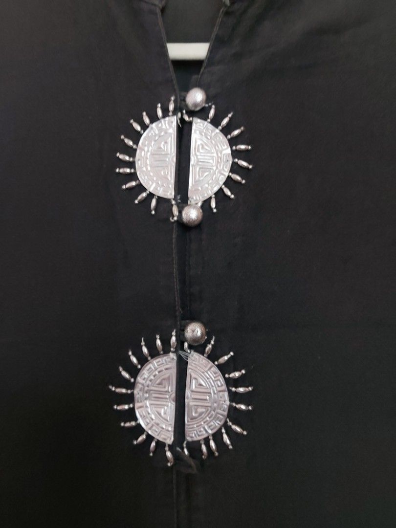 Vintage Sunburst Button Blouse (Category: Sleeveless) located in Paranaque City. Submitted by peppita (Listing ID 1461346280, Image 2). Description: Best fits S-M LxW: 25.5x18in My mom's from the 2000's, Bangkok find 100% cotton Flaws: missing bottom clasp, but can be sewn or replaced; fading on fabric especially on collar area 🌺 LAST PRICE POSTED UNLESS YOU BUY 2 OR MORE ITEMS 🌺 No Sh0pee checkout 🌺 No when worn photos unless already posted �